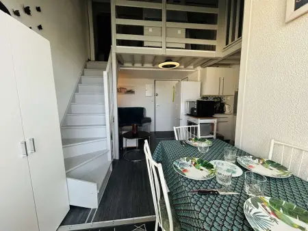Appartement rénové 2 pièces + mezzanine, piscine, parking, proche plage - Photo 3