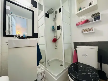 Appartement rénové 2 pièces + mezzanine, piscine, parking, proche plage - Photo 5