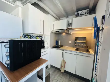 Appartement rénové 2 pièces + mezzanine, piscine, parking, proche plage - Photo 7