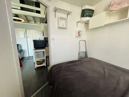 Appartement rénové 2 pièces + mezzanine, piscine, parking, proche plage - Photo 10