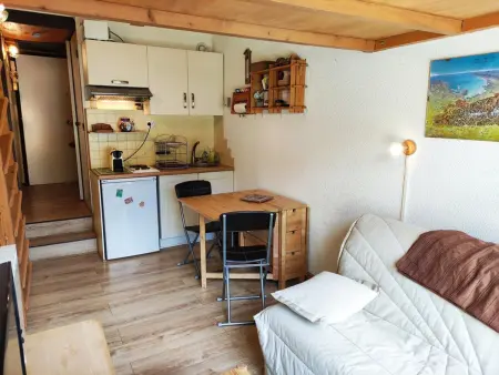 Studio mezzanine rénové, accès direct pistes, parking et internet inclus - Photo 2