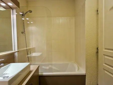 Appartement au pied des pistes avec piscine et parking - Photo 4