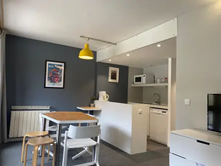 Studio cabine rénové calme avec balcon et wifi, parking inclus - Photo 3