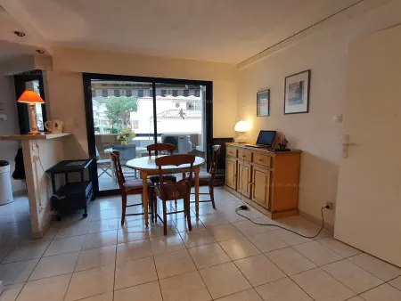 T2 climatisé au cœur de Cavalaire, avec terrasse, garage, proche des plages et commerces - Photo 2
