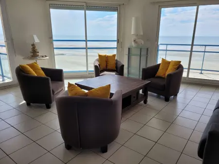 Magnifique Appartement Face Mer avec 2 Balcons, Terrasse et Ascenseur - Photo 4