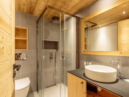 Chalet rénové avec spa, piscine et parking, pied des pistes - Photo 7