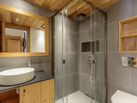 Chalet rénové avec spa, piscine et parking, pied des pistes - Photo 9