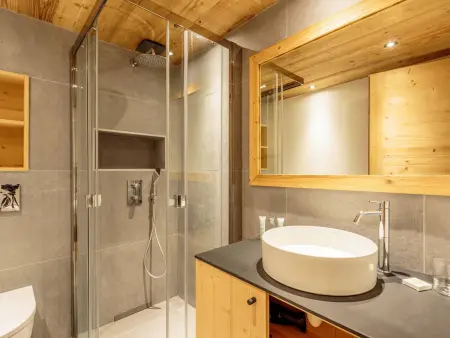 Chalet rénové avec spa, piscine et parking, pied des pistes - Photo 10