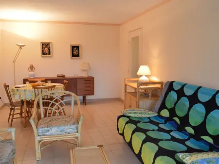 Appartement 2 pièces à Fréjus avec piscine, parking et à 300m des commerces - Photo 2