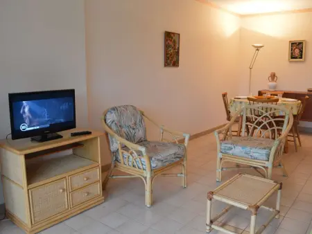 Appartement 2 pièces à Fréjus avec piscine, parking et à 300m des commerces - Photo 3