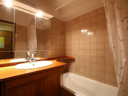 Appartement cosy 5 pers., pied des pistes, balcon est, proche commerces, parking & services - Photo 2