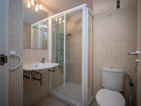 Appartement 2 Chambres avec Piscine et Parking à 250m de la Plage - Photo 13