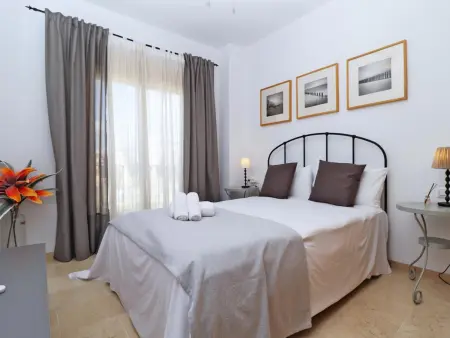 Charmant Appartement 2 Chambres au Cœur de Malaga avec Parking Privé et Wi-Fi Gratuit - Photo 2