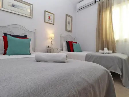 Charmant Appartement 2 Chambres au Cœur de Malaga avec Parking Privé et Wi-Fi Gratuit - Photo 5