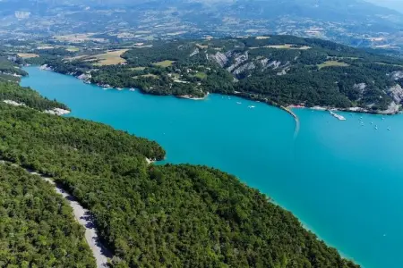 Domaine de l'Ecrin du Lac Chorges Appartements - 3 ch 8 pers, Séjour au bord du lac Chorges avec cheminée - Photo 24