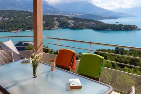 Domaine de l'Ecrin du Lac Chorges Appartements - 2 ch 6 pers, Séjour confortable pour groupe avec cheminée - Photo 9