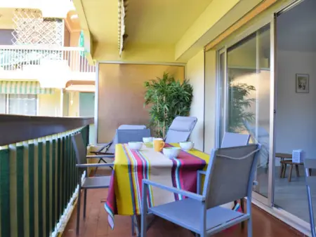 Appartement rénové 2021 avec balcon et garage, proche golf, 3 pièces, 6 couchages, Le Lavandou. - Photo 2