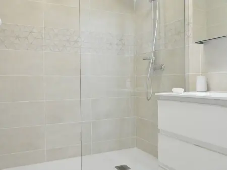 Appartement rénové 2021 avec balcon et garage, proche golf, 3 pièces, 6 couchages, Le Lavandou. - Photo 8