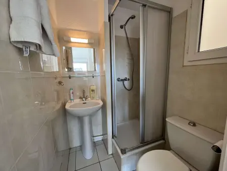 Appartement avec piscine et parking, proche des commerces - Photo 4