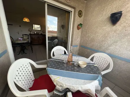 Charmant T2 en Centre-ville avec Piscine, Terrasse et Parking, à 500m de la Plage ! - Photo 2