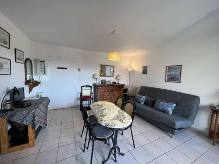 Charmant T2 en Centre-ville avec Piscine, Terrasse et Parking, à 500m de la Plage ! - Photo 4