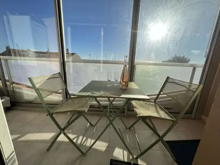Confortable T2 climatisé, balcon, parking sécurisé, proche plage et commerces - Photo 9