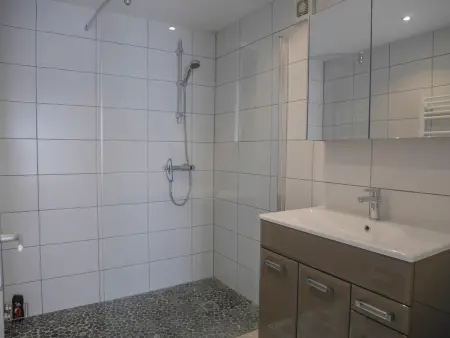 Appartement central à Le Palais avec cour ensoleillée, animaux acceptés - Photo 9