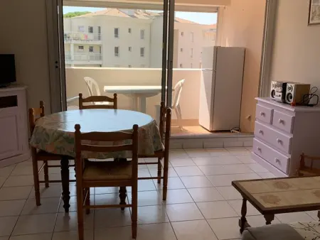 Studio Cabine à Hyères : piscine, proche port, plages et aéroport, parking inclus - Photo 4