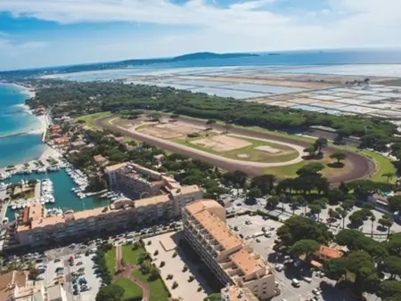 Studio Cabine à Hyères : piscine, proche port, plages et aéroport, parking inclus - Photo 9