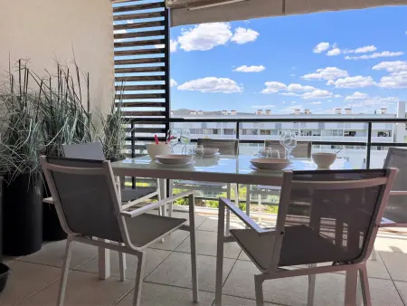Charmant T2 climatisé avec grande terrasse, piscine et parking privatif, proche plage et commerces. - Photo 1