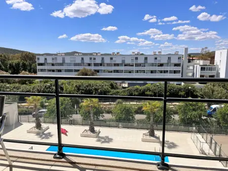 Charmant T2 climatisé avec grande terrasse, piscine et parking privatif, proche plage et commerces. - Photo 2