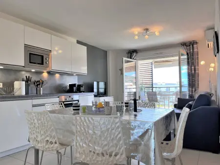 Charmant T2 climatisé avec grande terrasse, piscine et parking privatif, proche plage et commerces. - Photo 3