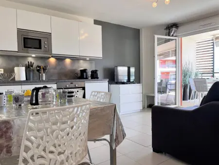 Charmant T2 climatisé avec grande terrasse, piscine et parking privatif, proche plage et commerces. - Photo 4