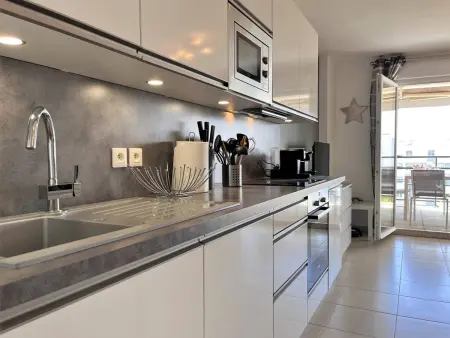 Charmant T2 climatisé avec grande terrasse, piscine et parking privatif, proche plage et commerces. - Photo 5