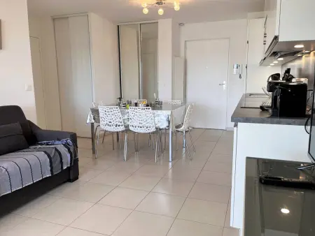 Charmant T2 climatisé avec grande terrasse, piscine et parking privatif, proche plage et commerces. - Photo 6