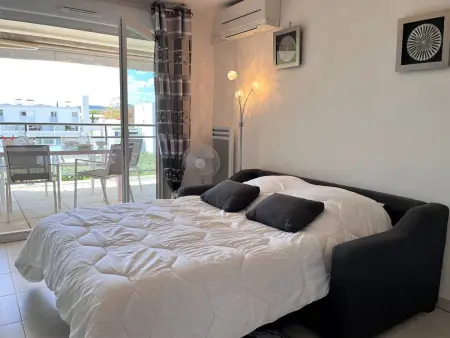 Charmant T2 climatisé avec grande terrasse, piscine et parking privatif, proche plage et commerces. - Photo 7