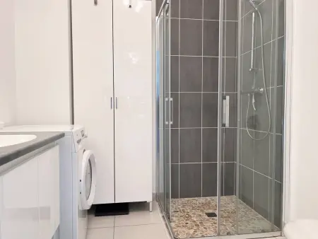 Charmant T2 climatisé avec grande terrasse, piscine et parking privatif, proche plage et commerces. - Photo 8