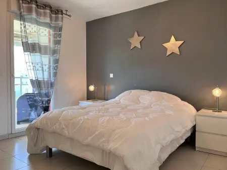 Charmant T2 climatisé avec grande terrasse, piscine et parking privatif, proche plage et commerces. - Photo 9