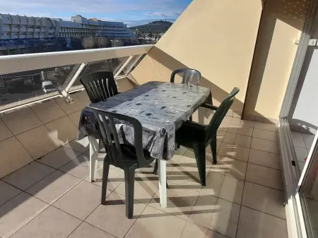 Studio cosy avec terrasse exposée sud-ouest, parking privé, à 2 min de la plage. - Photo 2