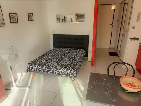 Studio cosy avec terrasse exposée sud-ouest, parking privé, à 2 min de la plage. - Photo 3