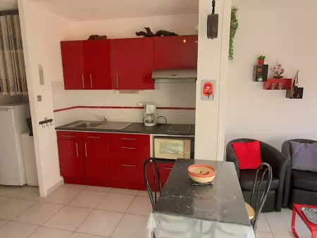 Studio cosy avec terrasse exposée sud-ouest, parking privé, à 2 min de la plage. - Photo 6