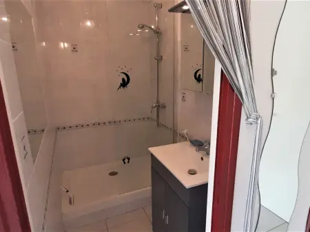 Studio cosy avec terrasse exposée sud-ouest, parking privé, à 2 min de la plage. - Photo 9