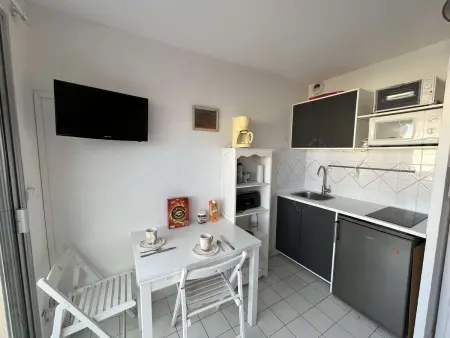Appartement 4 couchages avec clim, terrasse, piscine et accès direct à la mer - Photo 2