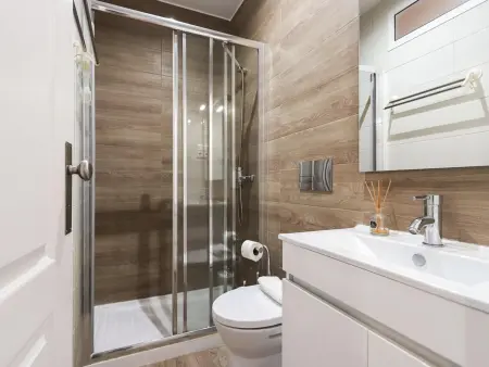 Appartement Design avec Balcon, Proche Jardins et Centre, 2 Chambres Doubles, Cuisine Équipée - Photo 16