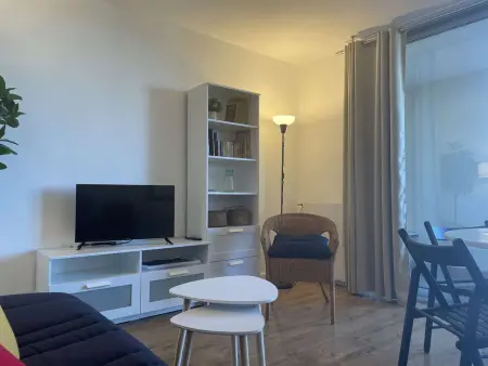 Appartement rénové avec clim, parking et terrasse à 500m du port - Photo 1