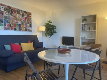 Appartement rénové avec clim, parking et terrasse à 500m du port - Photo 9
