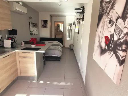 Studio climatisé en Rez-de-Chaussée avec Terrasse, Parking, et Wifi, à deux pas de la plage - Photo 2