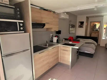 Studio climatisé en Rez-de-Chaussée avec Terrasse, Parking, et Wifi, à deux pas de la plage - Photo 3