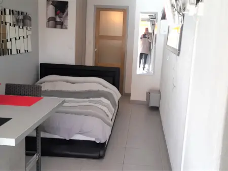 Studio climatisé en Rez-de-Chaussée avec Terrasse, Parking, et Wifi, à deux pas de la plage - Photo 4