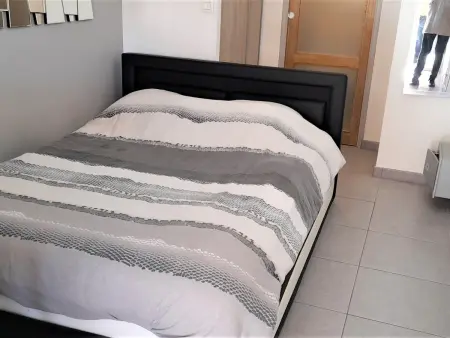 Studio climatisé en Rez-de-Chaussée avec Terrasse, Parking, et Wifi, à deux pas de la plage - Photo 5